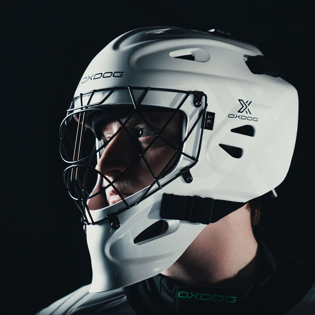 Goalkeeper in the Oxdog XGuard mask at an angle, black cage