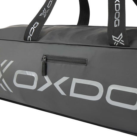 Lähikuva Oxdog Boost -varustekassin aikuisille vetoketjutaskusta ja logosta
